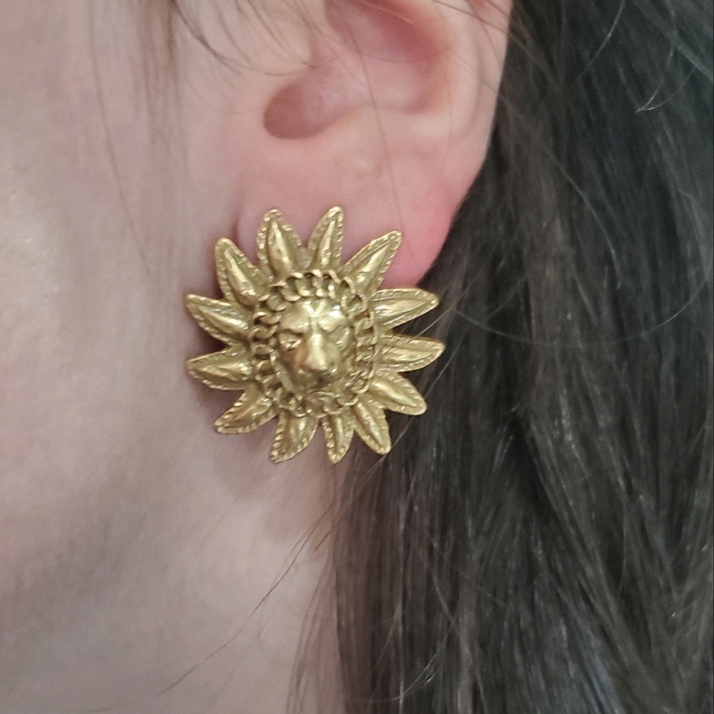 Coolest Lion Chain Flower Matte Gold Earrings - Picture 4 of 4